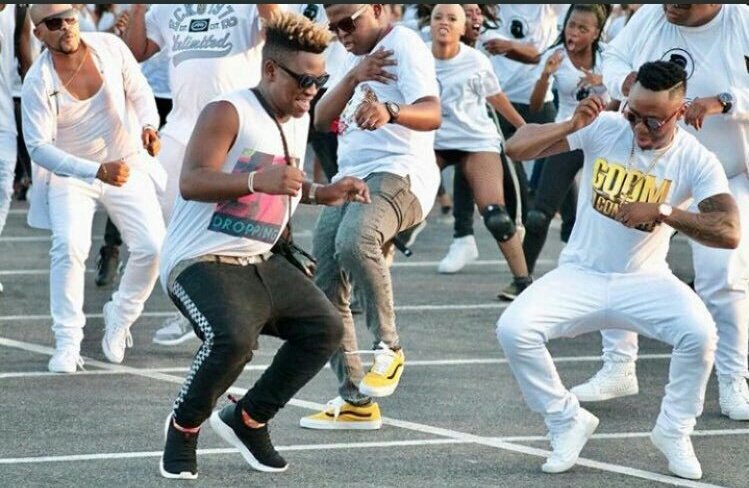 I_am_Bucie's tweet photo. My sister @Nommiexo 's new amapiano track Lavoo jus got played on @BBCintroEMids #Lavoo #UncuffedEP 🔥🔥🔥🔥 https://t.co/zpwCpx2tsP