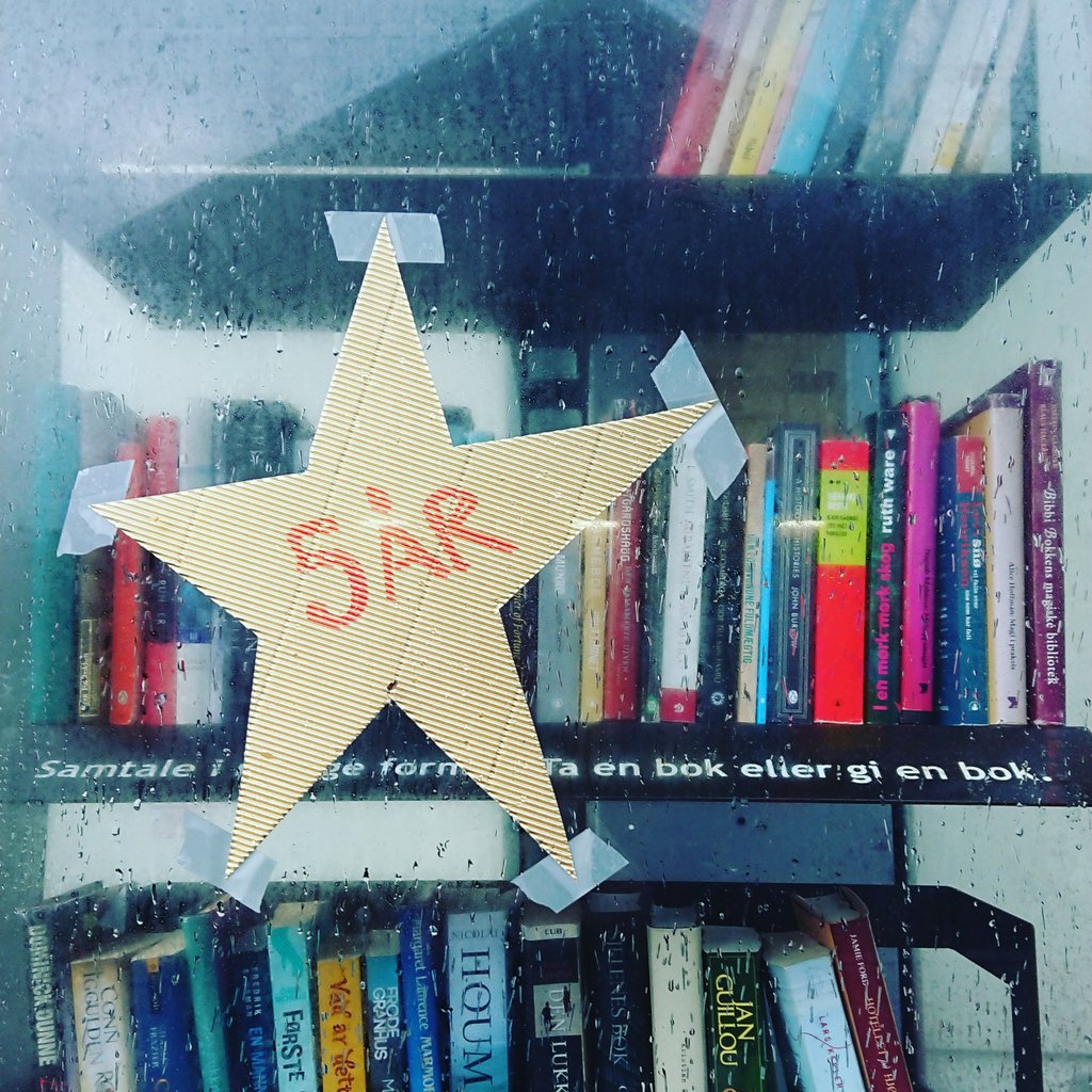 Keyserkiosk's tweet photo. Hei, Keyserkiosken (jeg) er 5 år i dag! 🎉 1. februar 2015 starta den gamle telefonkioskens litterære liv!
Ta en bok og gi en bok!
#bokkiosker #litteratur #gjenbruk #telehistorie  #telefonkiosker #keyserløkka #Oslo #tekniskmuseum https://t.co/zgVLcf01Qq