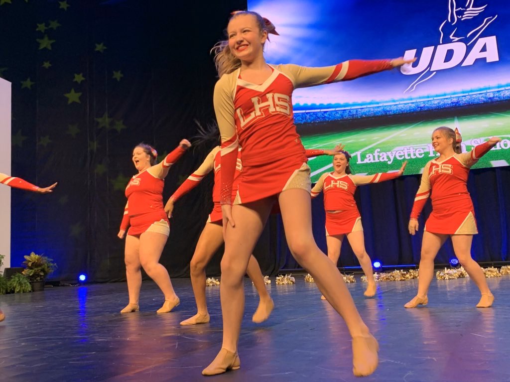 UDAnews's tweet photo. It’s Junior High and Junior Varsity Game Day Finals TIME! Loving ALL the team SPIRIT here in Arena West!✨❤️ #UDAnationals https://t.co/Ypj5Y119ID