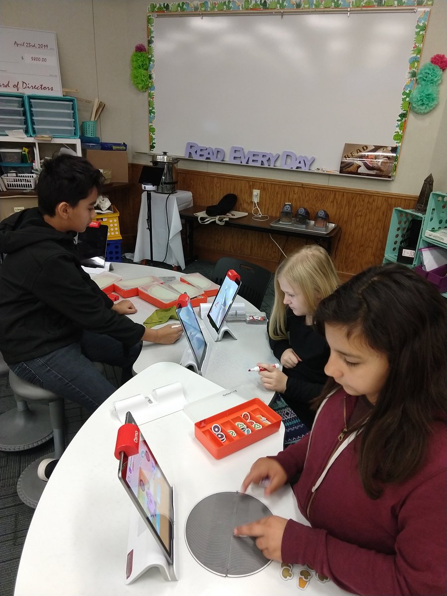 BeatriceStarks2's tweet photo. Once again our fearless, incredible, and entertaining librarian (Kristin Scott), incorporates technology along with her library lessons. @plumcreekelem
 #pceproud #LoveMyLISD #LISDVIP https://t.co/wsDhqftBLa