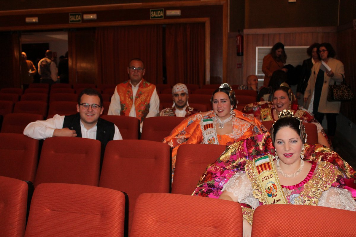 fallalafont_'s tweet photo. Primera presentació passada. Els nostres màxims càrrecs han acompanyat aquesta vesprada als fallers i falleres de la Falla la Plaça i Natzaré en la seua presentació. #Presentacions2020 #Germanor #Falles2020 #FallaLaFont #JuntsFemFalla #BarriDeSantJosep #67AnysFentFalla https://t.co/600XfXZF1j