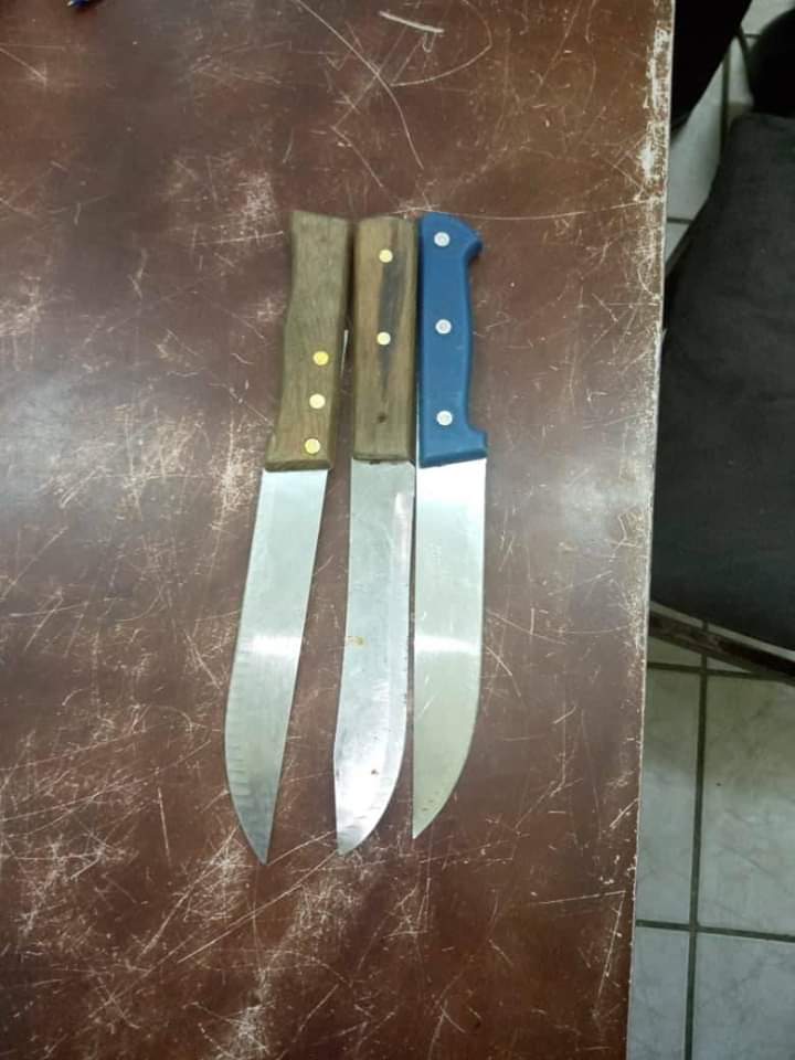 Un officier pratiquant le Taekwondo Police neutralise à Soduco un malfaiteur armé de trois armes blanches. Ce jeune malfaiteur a terrorisé plusieurs personnes du quartier avant d'être maîtriser par le policier. Bravo à ce compatriote flic. #Gabon🇬🇦 #Libreville