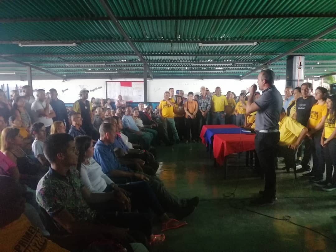 DeibyMeza's tweet photo. Independencia sigue en el Camino de la Renovación y el Cambio, multitudinaria Asamblea #01Febr
Todos unidos fortaleciendo las estructuras y reiterando el amplio respaldo a nuestro presidente de la AN, *diputado Luis Parra* en la labor que ejecuta en el parlamento. https://t.co/DJyw17YwIc