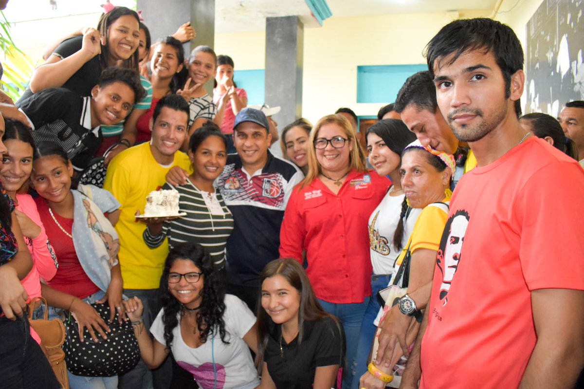 YagelAcosta's tweet photo. #01Febr|| Desde #Carúpano Gob @EdwinRojasM junto a la alcaldesa Nircia villegas, @PSUVSucre_ @JuventudPSUV continúa con la jornada de carnetización del partido más grande de América Latina @PartidoPSUV
#PatriaRebelde
@NicolasMaduro
@dcabellor https://t.co/414tMqXdf9