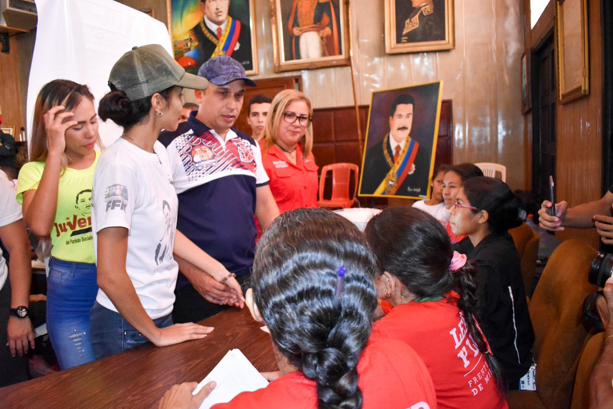 YagelAcosta's tweet photo. #01Febr|| Desde #Carúpano Gob @EdwinRojasM junto a la alcaldesa Nircia villegas, @PSUVSucre_ @JuventudPSUV continúa con la jornada de carnetización del partido más grande de América Latina @PartidoPSUV
#PatriaRebelde
@NicolasMaduro
@dcabellor https://t.co/414tMqXdf9