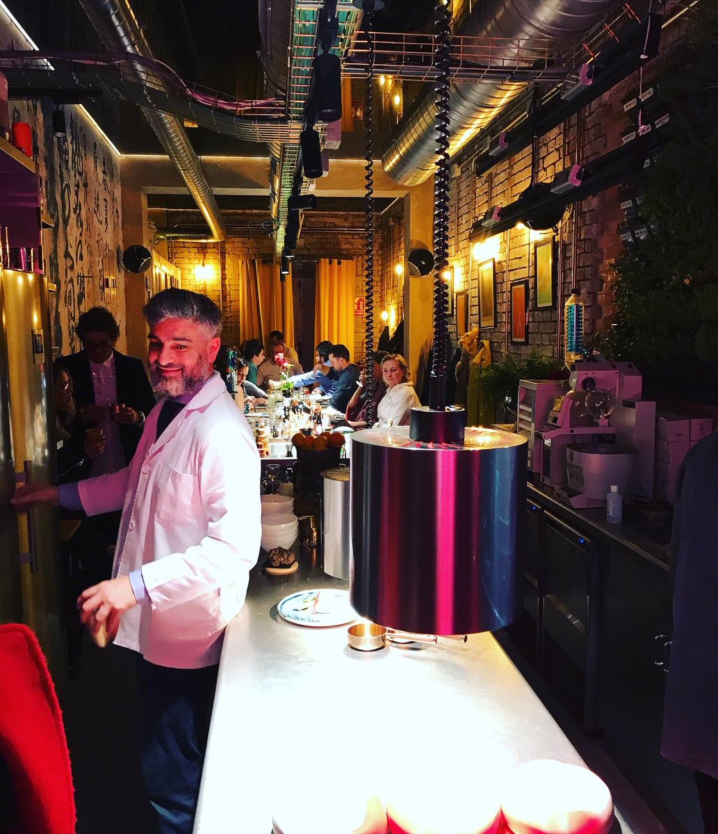 anaromerosj's tweet photo. Un privilegio que @DiegoCabreraBar abra las puertas de su nueva casa #Gurulab en... perdonad que me guarde el secreto #topsecret 🏮 https://t.co/xdNZBprZTz