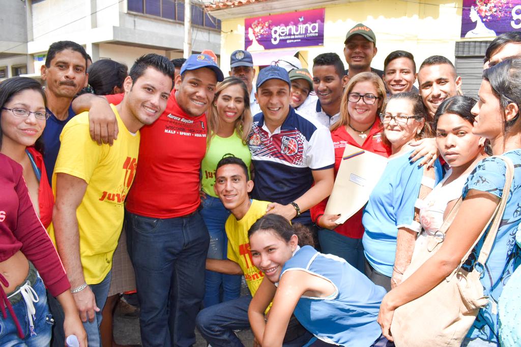 YagelAcosta's tweet photo. #01Febr || Desde #Carúpano Gob @EdwinRojasM junto a la alcaldesa Nircia Villegas, @PSUVSucre_ RAAS, @JuventudPSUV hace entrega de títulos de Tierras Urbanas y Agraria a través del INTI beneficiando a más de 70 personas de diferentes sectores del mcpio Bermúdez.
#PatriaRebelde https://t.co/Qcmmna1SoV