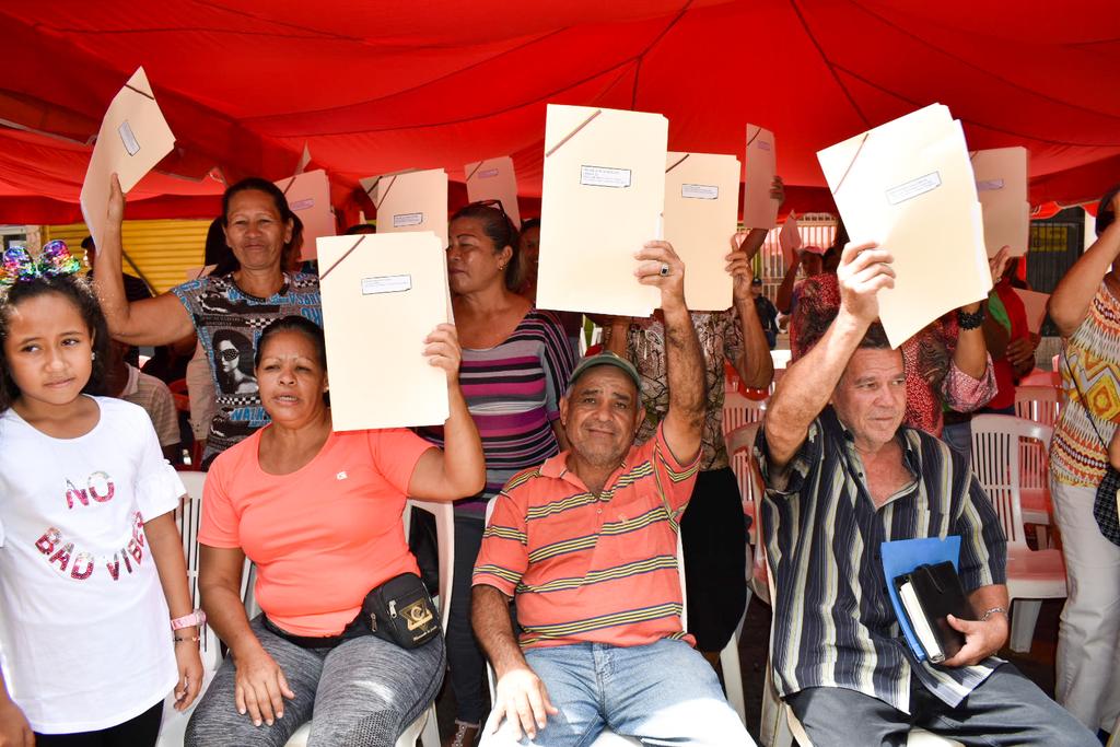 YagelAcosta's tweet photo. #01Febr || Desde #Carúpano Gob @EdwinRojasM junto a la alcaldesa Nircia Villegas, @PSUVSucre_ RAAS, @JuventudPSUV hace entrega de títulos de Tierras Urbanas y Agraria a través del INTI beneficiando a más de 70 personas de diferentes sectores del mcpio Bermúdez.
#PatriaRebelde https://t.co/Qcmmna1SoV