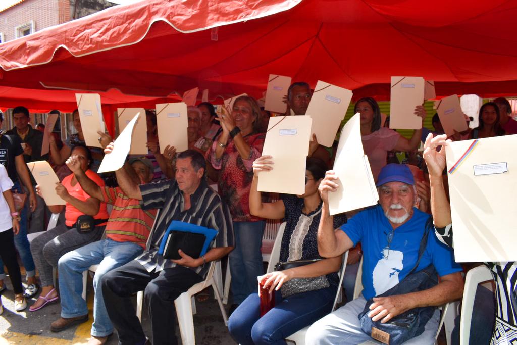 YagelAcosta's tweet photo. #01Febr || Desde #Carúpano Gob @EdwinRojasM junto a la alcaldesa Nircia Villegas, @PSUVSucre_ RAAS, @JuventudPSUV hace entrega de títulos de Tierras Urbanas y Agraria a través del INTI beneficiando a más de 70 personas de diferentes sectores del mcpio Bermúdez.
#PatriaRebelde https://t.co/Qcmmna1SoV