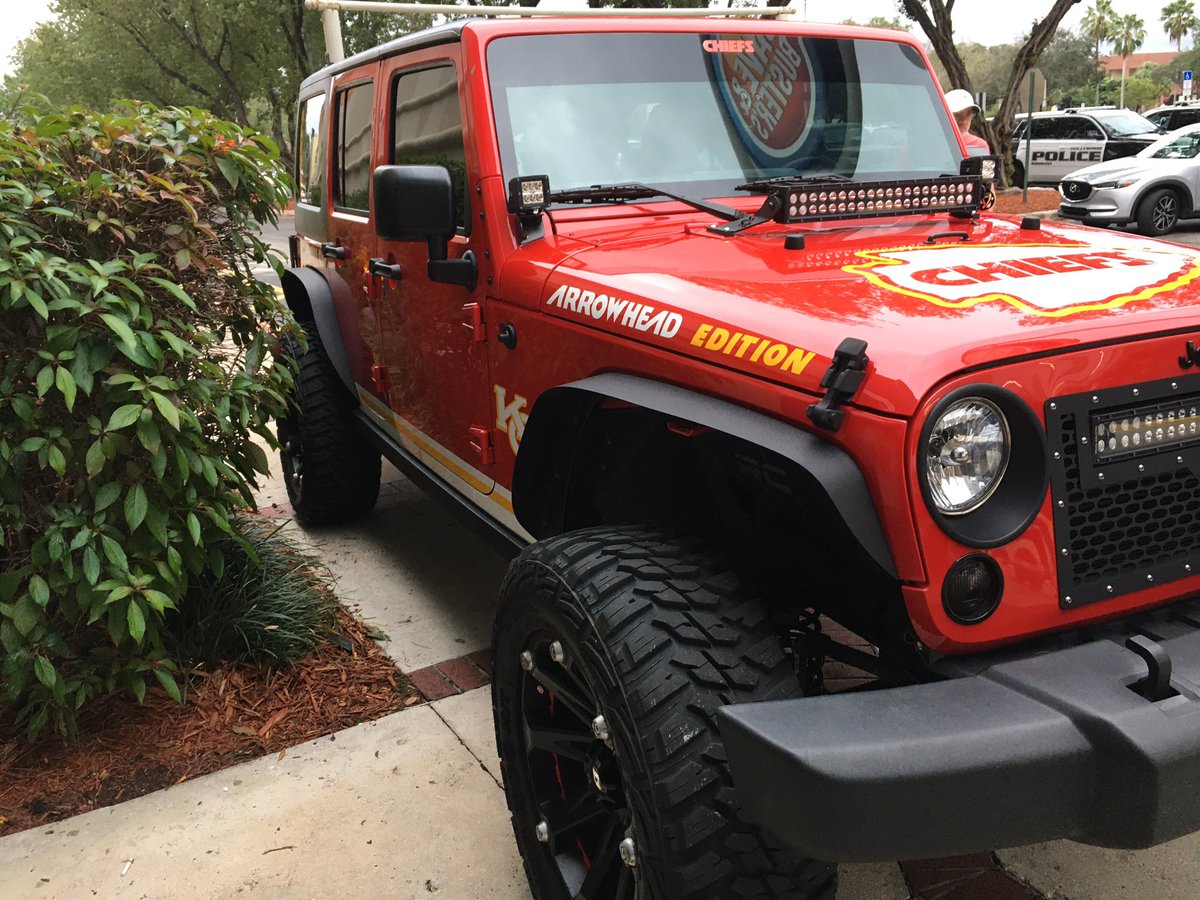 MarkSpillane_'s tweet photo. We were heading to another story when we spotted this #ChiefsKingdom Corvette &amp; Jeep. The owners are from Springfield! Meet them on KY3 at 6! 

#SBLIV #KY3atSBLIV https://t.co/ADkJM8LnZZ