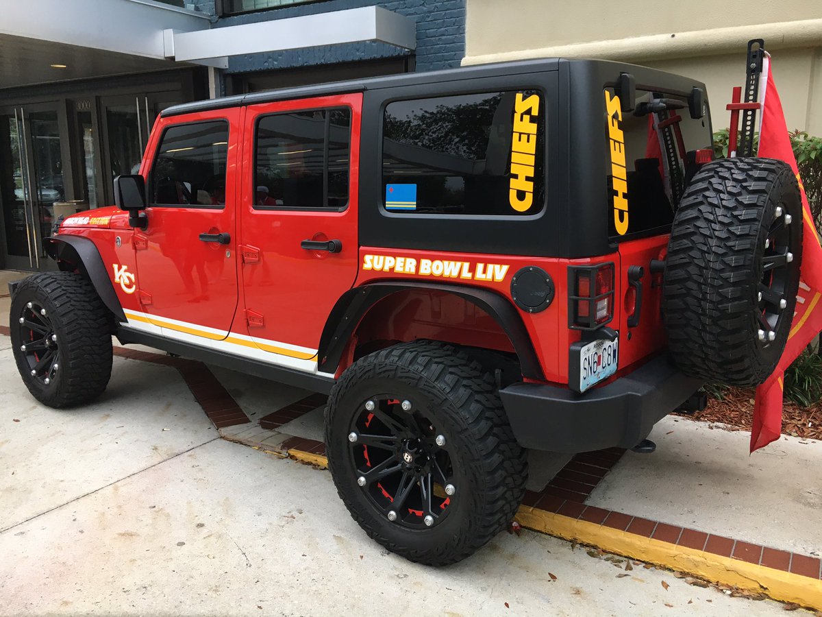 MarkSpillane_'s tweet photo. We were heading to another story when we spotted this #ChiefsKingdom Corvette &amp; Jeep. The owners are from Springfield! Meet them on KY3 at 6! 

#SBLIV #KY3atSBLIV https://t.co/ADkJM8LnZZ