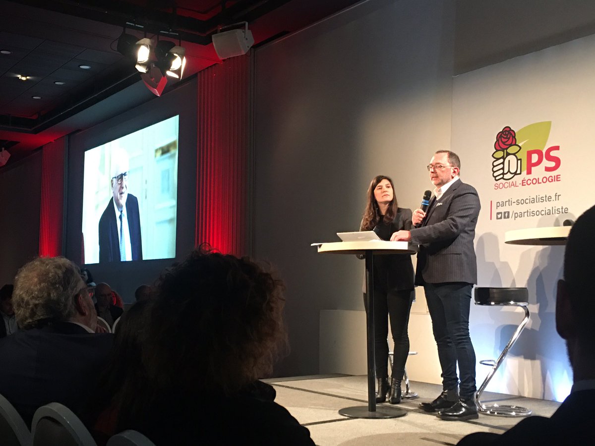 CarolineADOMO's tweet photo. Un #CNPS offensif en présence de nombreux militants qui ont rendu hommage à #GuyDelcourt en chantant #LeChiffonRouge ; hommage aux collectifs #InterUrgence et #UrgenceHopital ; lutte contre la dangereuse réforme des #Retraites ; standing ovation pour @faureolivier. https://t.co/y3DmeAnRba