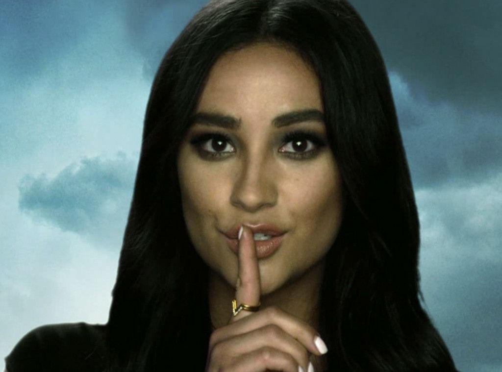 Mariian_mg's tweet image. So I finally started watching #Dollface and this happened... I see what you did 🤫 @shaymitch #PLLFamily