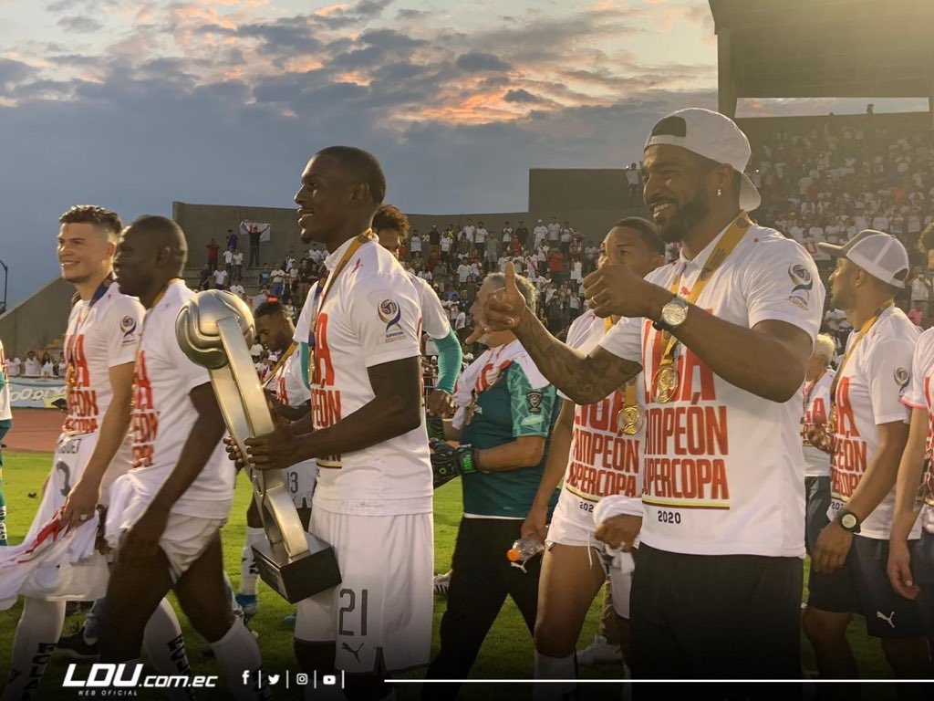 LDU_Oficial's tweet image. Yo te daré, 
te daré LIGA hermosa, 
te daré una cosa, 
una cosa que empieza con C 
CAMPEÓN 

#SuperCopaEcuador 🏆
