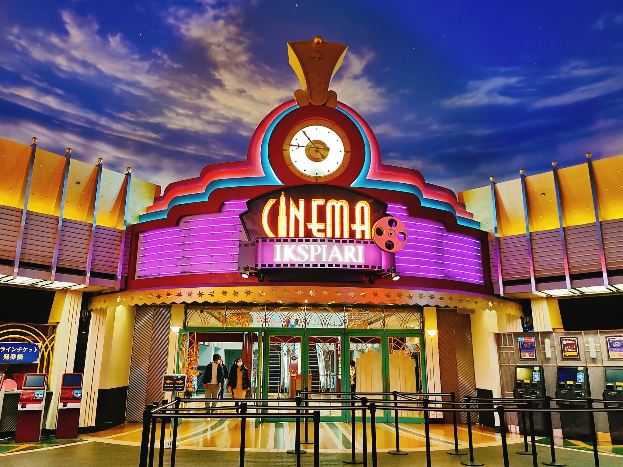 𝐷𝐼𝑍 舞浜の映画館 シネマイクスピアリは最高の気分で映画観れるから大好き 椅子が赤くてふわふわなの T Co Vwg867wd9s Twitter