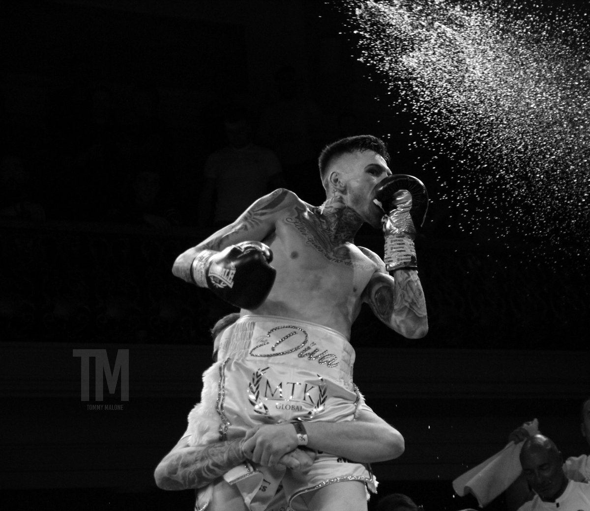 TommyBhB's tweet photo. Class @BoxerCully Defeats Brave @fitzpatrickjoe @UlsterHall #Belfast. Knowing Joe he will recover and be headlining shows in the future #mtkfightnight @MTKGlobal #irishtitle https://t.co/7aOOlckjHD