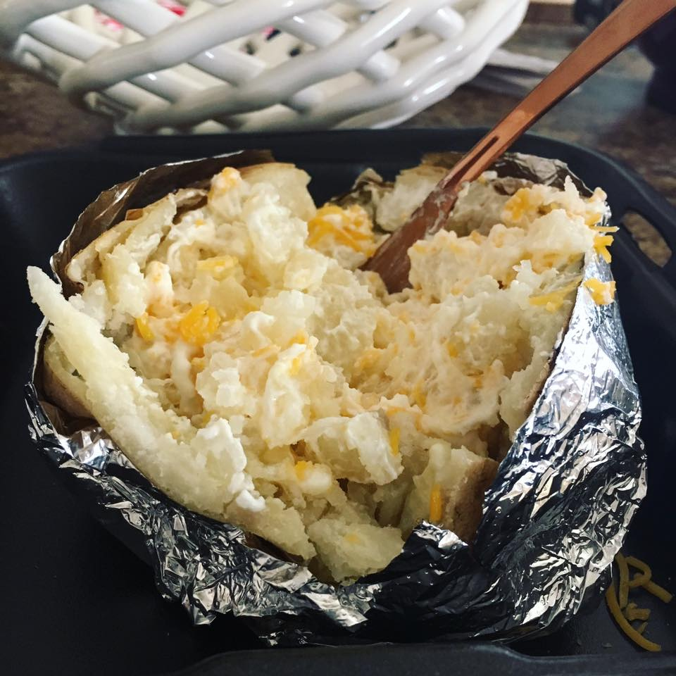 heathersalvrino's tweet image. Everyday is a great day for a baked potato!

#pandf #plainandfancysandwiches #fresh #friendly #local #hotpotato #yum
