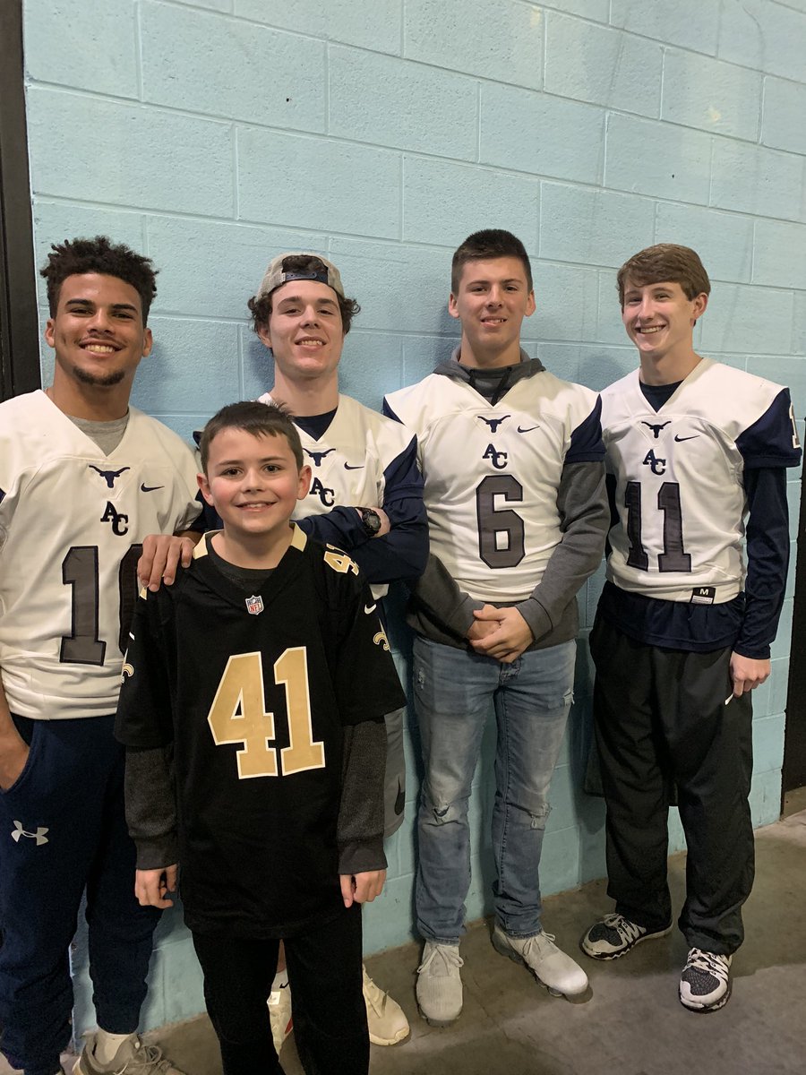 ashley_dowdell's tweet photo. Thank you @Superman_cam2  @StoneHatmaker @austinelliott_4 @joshgmiller2003  for coming out and making a little boy very happy! These boys jumped right in and played with the kids! Parents were impressed with how well mannered they were! Way to represent Mavs!🤘🏈 https://t.co/dHldvbhi5a