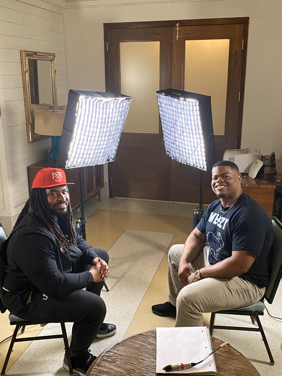 Darnell_Smith95's tweet photo. 👀 #SuperBowl #49ers #SheldonDay https://t.co/L6HeWgMd2j