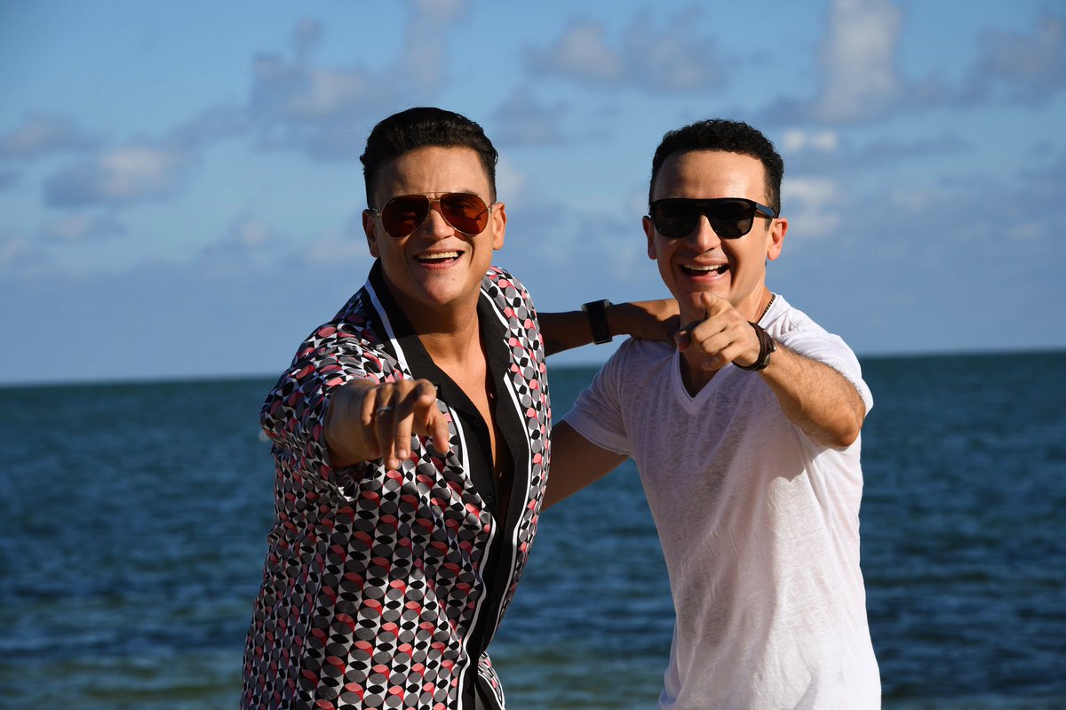 Fonseca's tweet photo. Pilas que ya salió #Cartagena 🔥@silvestredangond #VivirLaVidaBuena @spotify @youtube @deezer @applemusic https://t.co/gpun9aInph