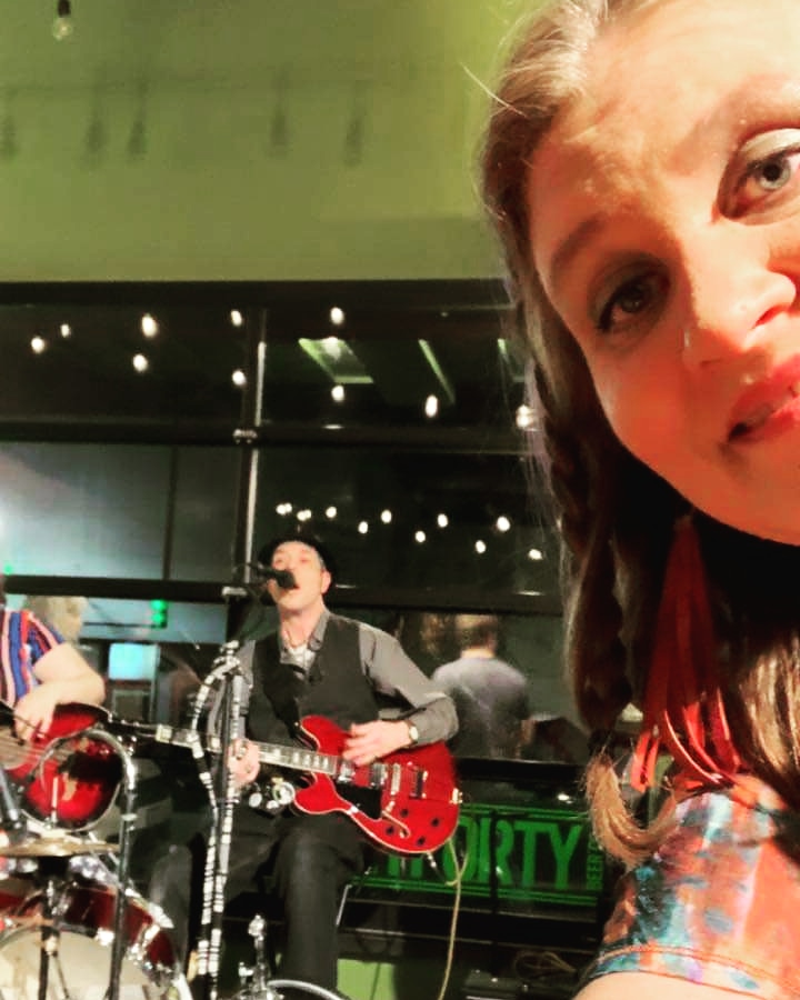 NewPhonograph's tweet photo. Come on down to Workman's Smokehouse in Winston. The Party starts at 9pm!!! Thanks for the photo bomb Gypsy @hecktic_week I love this shot! Thank your man for the other great pics he took for us. https://t.co/dUe0UynXkK
