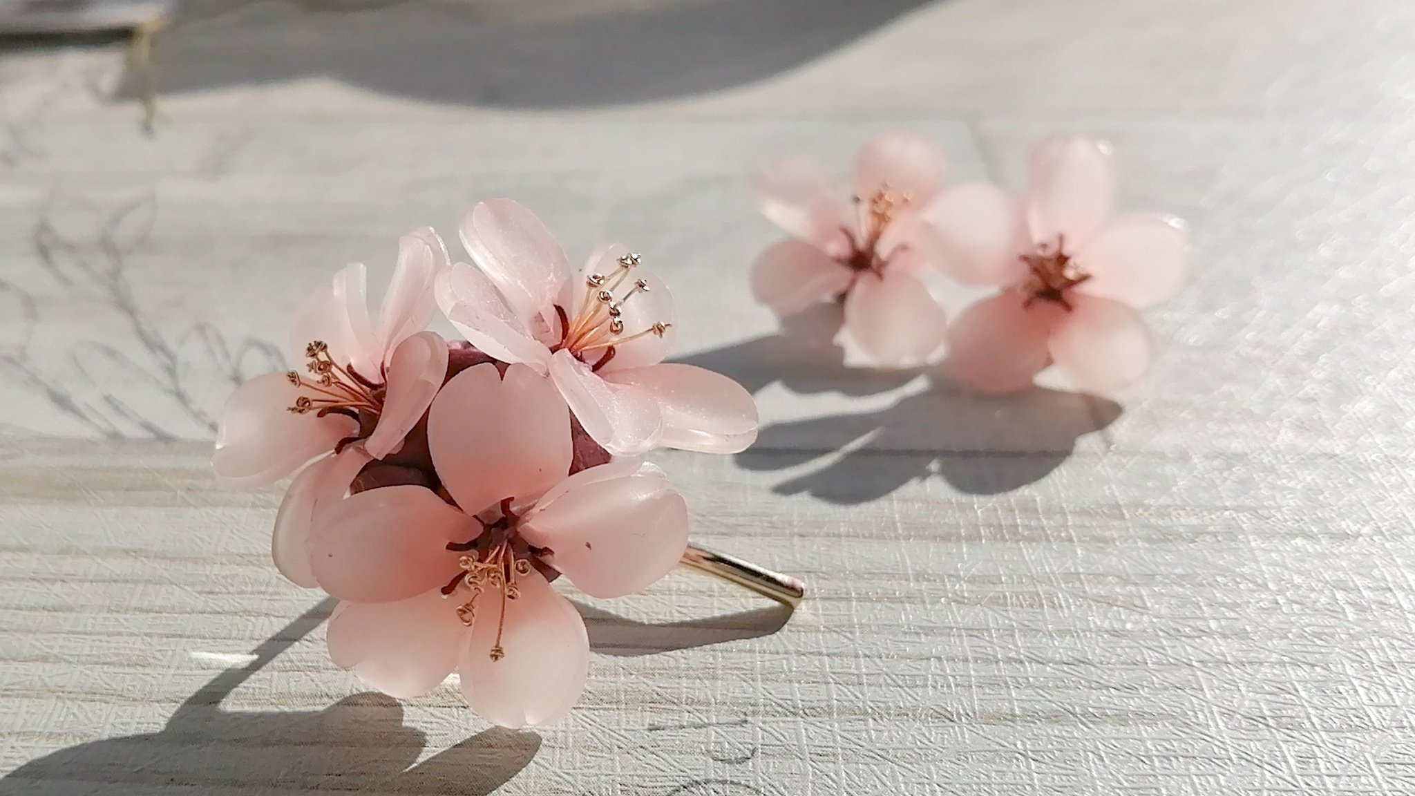 あいろ 桜のポニーフック プラバンで花びら1枚1枚丁寧に作った桜のポニーフックです 髪を結ったゴムに差し込むだけでつけられる 簡単おしゃれアクセサリーです 桜フェス5 Hm Hanamarche に納品予定です T Co Hvurpkl6bt Twitter