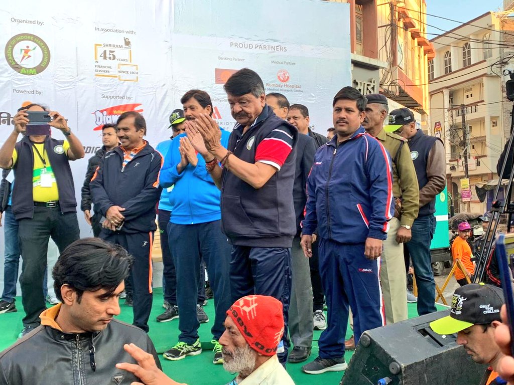 KailashOnline's tweet photo. आज सुबह इंदौर में 42 किमी की फुल मैराथन में हिस्सा लेने का मौका मिला। इसमें भाग लेने वालों का जोश और जुनून देखने लायक था। ये प्रदेश की पहली फुल मैराथन होने से इसका महत्व भी ज्यादा है।
#IndoreMarathon2020
#RunIndoreRun https://t.co/mIlHzpdRBX