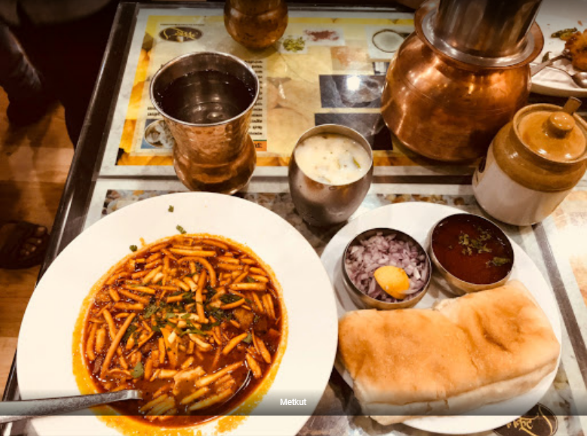 metkutofficial's tweet photo. How about a Sunday start with the #Delicious Misal Pav (#เคฎเคฟเคธเคณ เคชเคพเคต). #MisalPav is a popular spicy dish from the Western Regions of #Maharashtra and originates from #Nashik. It consists of spicy sprouts curry served with pav and a host of other #accompaniments.
#Metkut https://t.co/NtoFsNkRJp