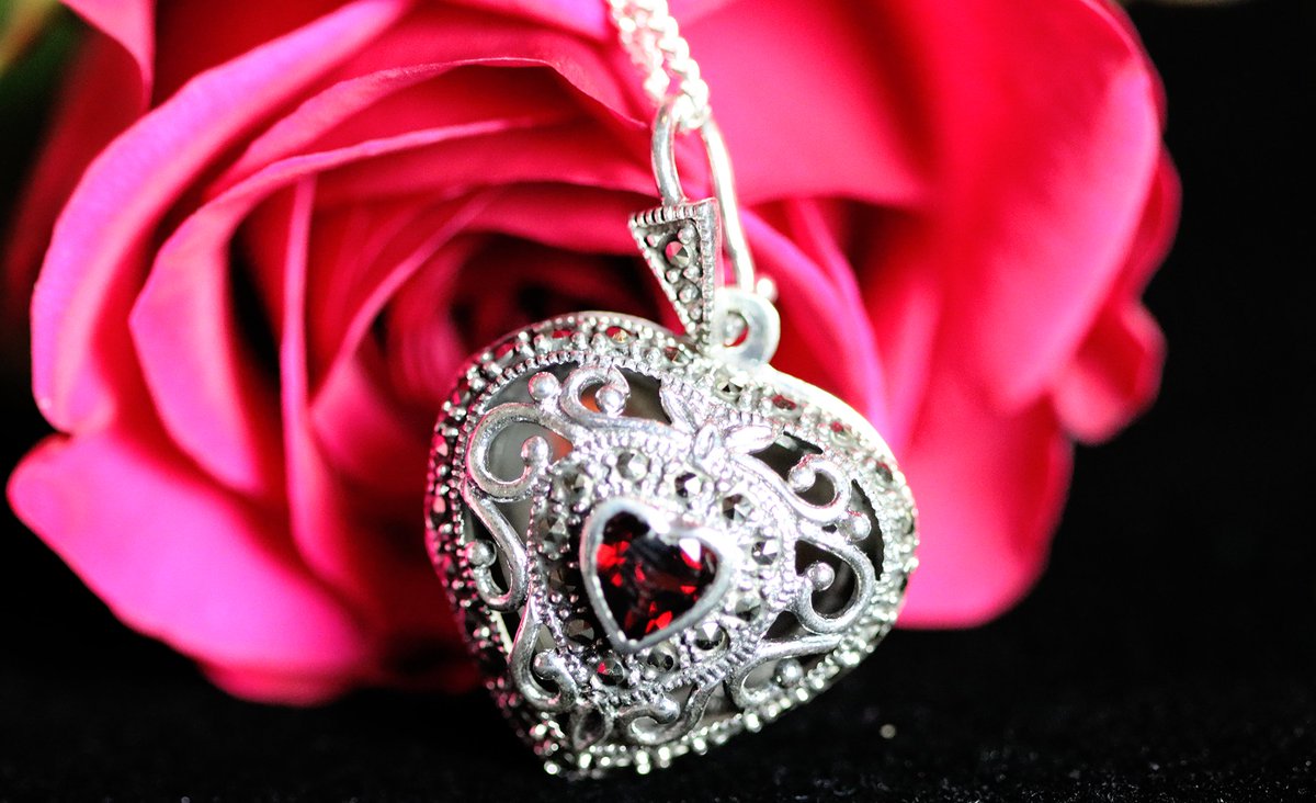 BasildonShops's tweet photo. #Basildon Visit #Lilyblanche.com for this fantastic #Jewellery #Locket #TheMemoryKeeperLocket #MemoryKeeperLocket for more info from @LILY_BLANCHE
#Jewellery #Jewellers https://t.co/3GAhVIybvD