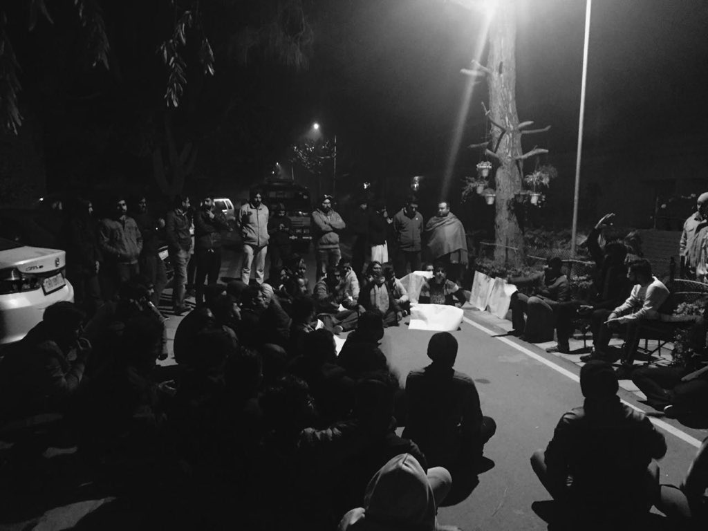 YourRahulSharma's tweet photo. @abvp4pu Protested against attack on ABVP karyakarta by SFS goons. #Leftattackpu #Redterrordown #SFSshame #shameforsociety https://t.co/nRfWOBTwPF