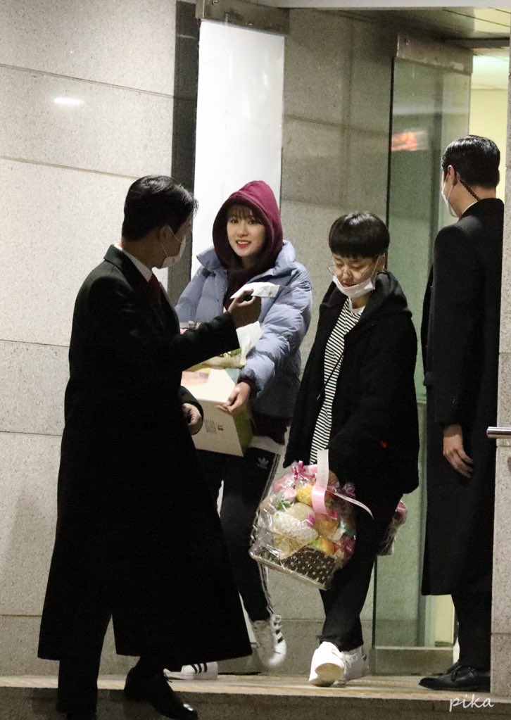 anjoupikachu's tweet photo. 200201 Welcome to PINK WORLD
after work(Hayoung, Bomi, Chorong)
#에이핑크 #Apink #6th_Concert
#PinkWorkd #WelcomeToPinkWorld https://t.co/FfWMnJg69n