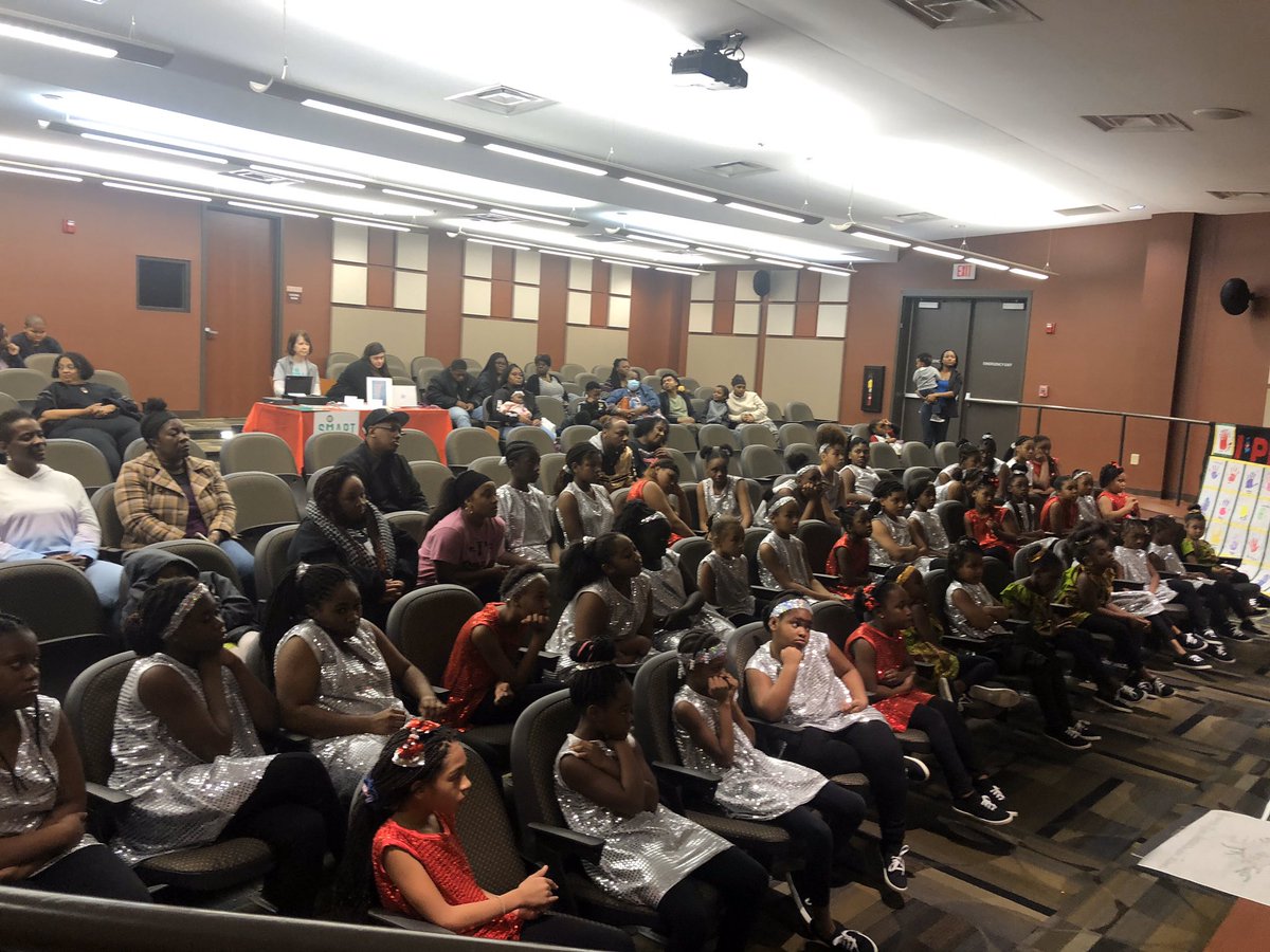 JaredsSuccess's tweet photo. JHOSI Prevention of Violence Through Creative Art showcase. •
#branchoutambassadors 
#communitypartnership #preventgunviolence #nationalgunviolencesurvivorsweek
#momentsthatsurvive 
#creatingpositiveconnections
#ipromisepledge @NATIONALSAVE https://t.co/dAb8gySIaQ