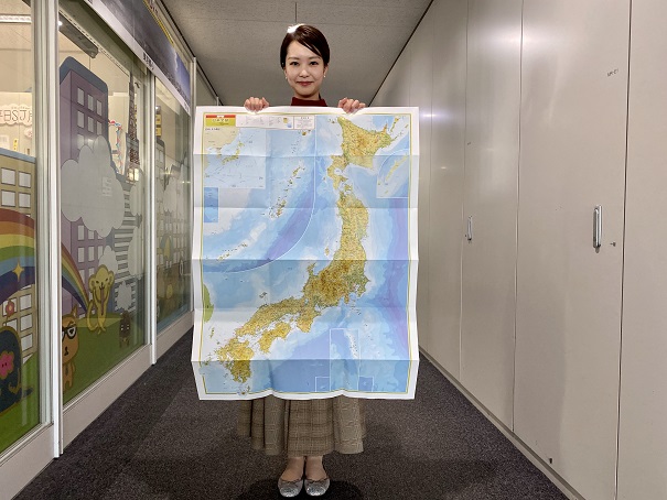 下村アナの身長は173㎝ それに負けないぐらい大きな日本地図。 自宅のトイレに貼るつもりが 大きすぎて貼れなかったそうです。 この地図の運命は