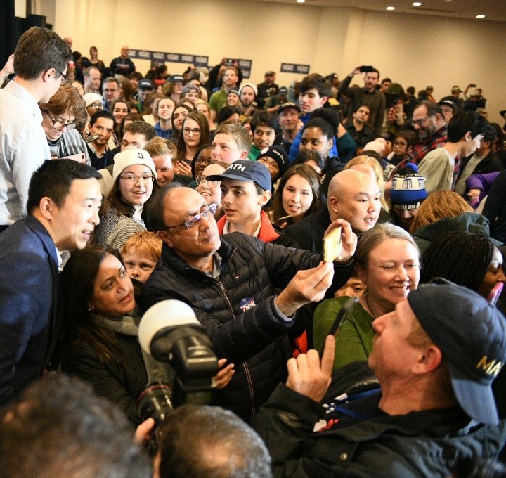 FcSusanne's tweet image. #fredTheFelonStrategic 
#yanglovesIowa 
As his truck is always parking strategic, so is his #mathHat as the crowd stands behind him