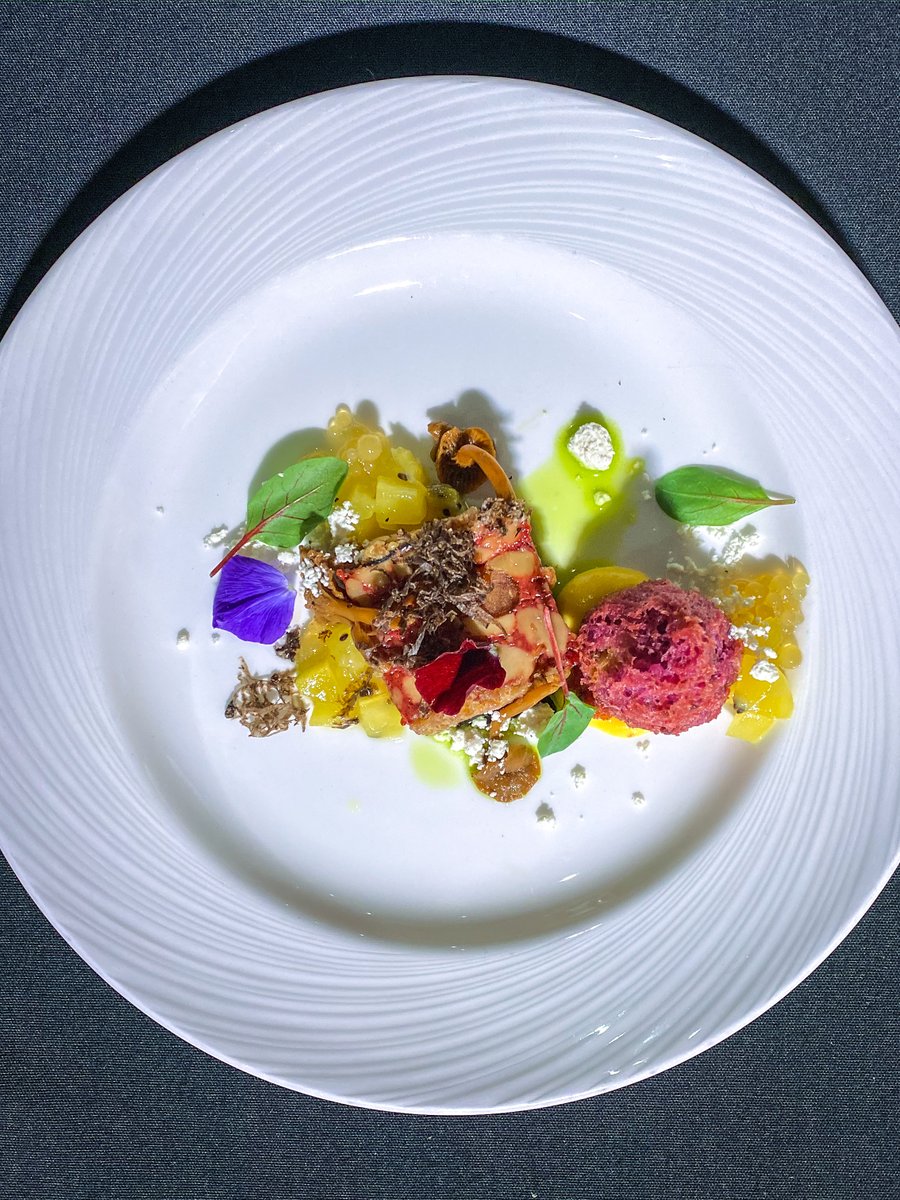 GKitchenParty's tweet photo. JP Dublado’s #CCC2020 Grand Finale dish, “Char siu Foie Gras + Ube Dumpling” ft. cured duck egg yolk, burgundy truffles, soy pickled chanterelles, calamansi and verjus pearls, foie gras powder
🍷 @howlingbluffwinery 2018 Sauvignon Blanc https://t.co/98KBCXqqEl