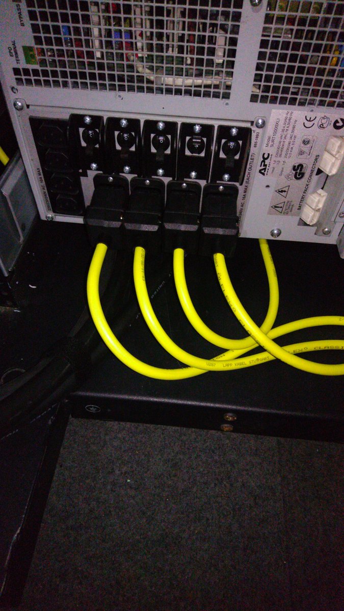 Gelbe Kabel für USV Strom.
