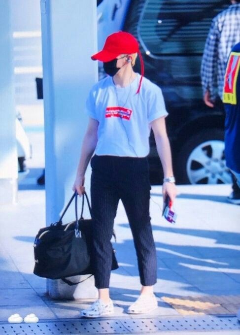MKYeongSu's tweet photo. Enero 27;

Yuyin llegando al aeropuerto junto a Baek, sus padres y hermanos para sus vacaciones en Bali. https://t.co/Fiun6CJDFY