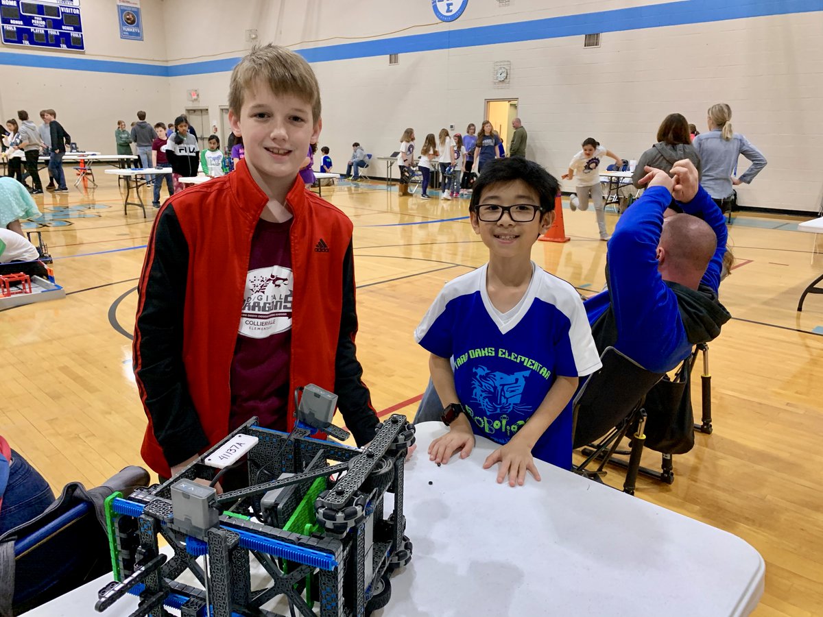RisaElder's tweet photo. They may wear different jerseys but that doesn't matter when a robot is in trouble. This is One town. One school. at its best. @TaraOaks_ES @cville_schools @CESLittleDragon @CSSupt2 @tj9550 https://t.co/pebYBDsydy
