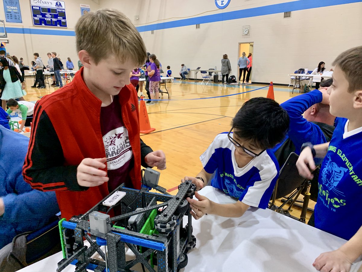 RisaElder's tweet photo. They may wear different jerseys but that doesn't matter when a robot is in trouble. This is One town. One school. at its best. @TaraOaks_ES @cville_schools @CESLittleDragon @CSSupt2 @tj9550 https://t.co/pebYBDsydy