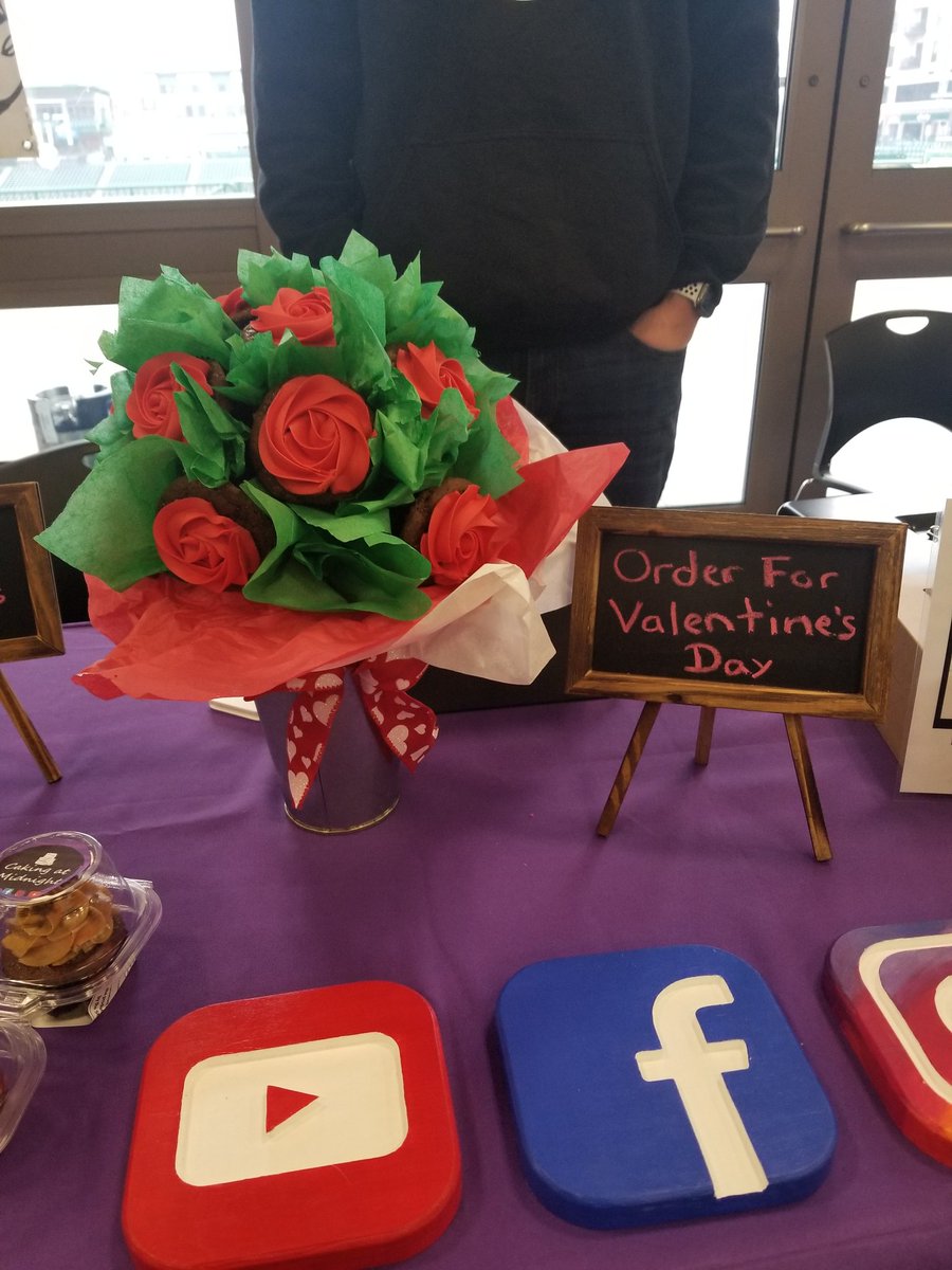 Caking_Midnight's tweet photo. Thank you for all the love today at the @FtWaynesFM

Don't forget to get your orders in for Valentine's Day 😉🌹

#ftwaynesfm #cakingatmidnight #parkviewfield #fortwayne #downtownfortwayne #flowercupcakes #youtuber https://t.co/x7oh9Yqld4
