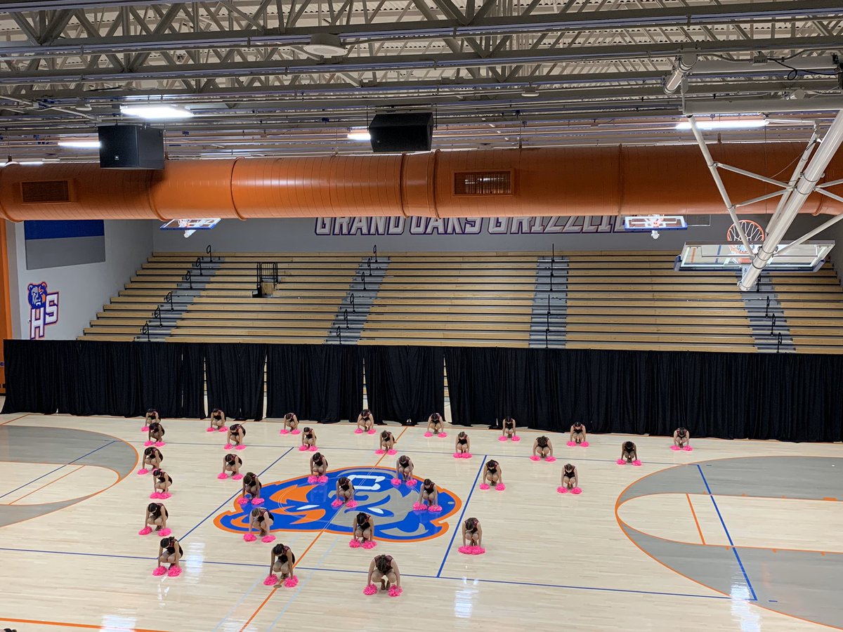 MCHSMartinettes's tweet photo. Martinettes had their first contest of the season today with @TS_Dance !💚 https://t.co/Vkomcfyzwf