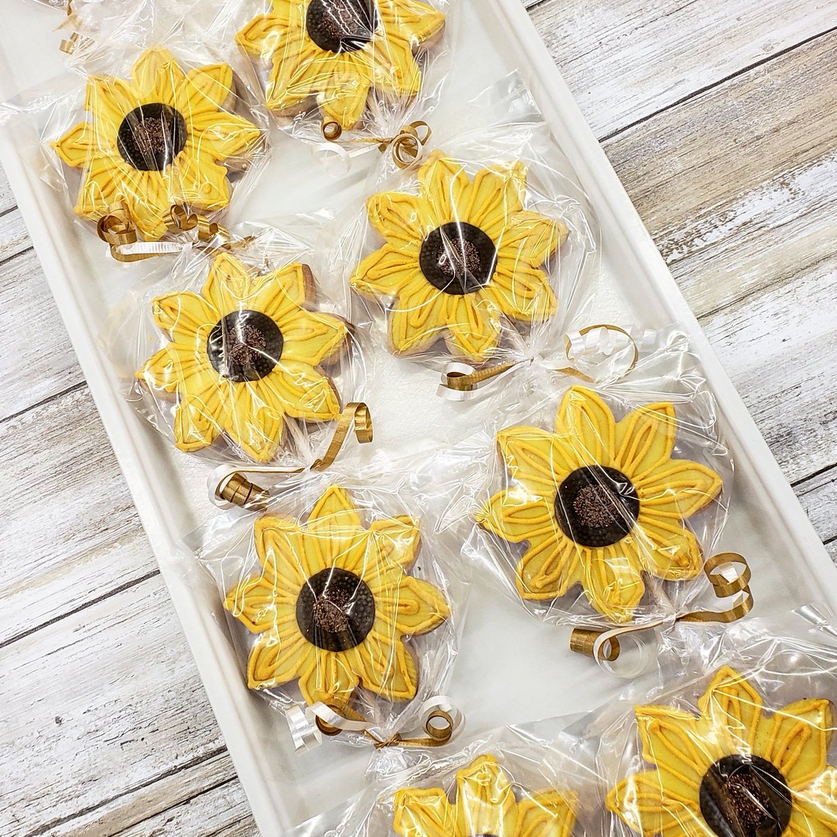 Sweets4Success's tweet photo. Just a few pretty little sunflower cookies! 🌻🌻 #kaybeecakes #desotomarketplace #babyshower #gourmetcookies #royalicingcookies https://t.co/rgV8cCReRP