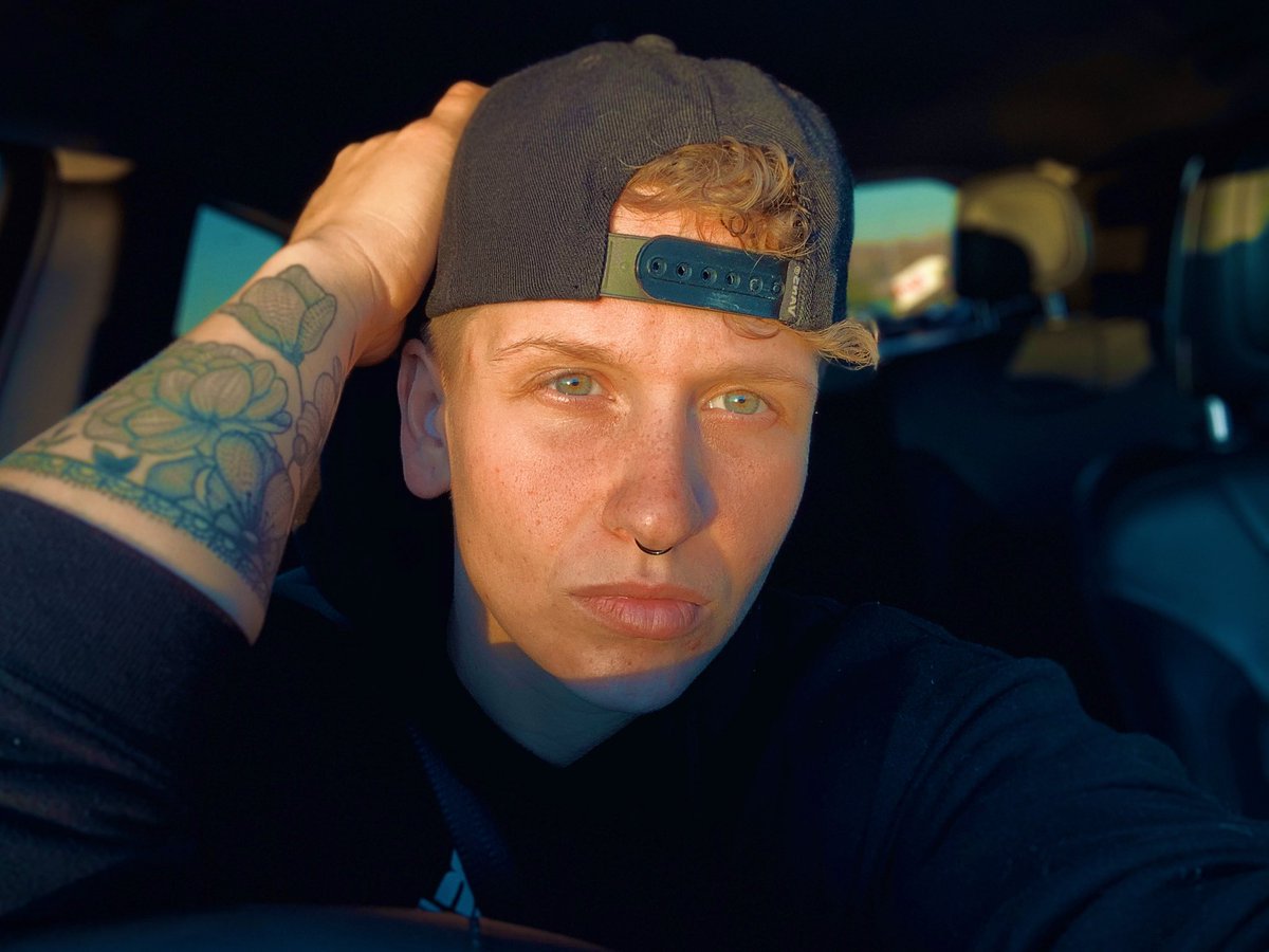 TheRealDiablo3's tweet photo. Drop your golden hour selfies. 
Make them eyes pop baby. 

#LGBTQ #LGBT #Goldenhour #Greeneyes #AfterGymselfies #lgbtoftwitter https://t.co/Z1NBhBGA8L