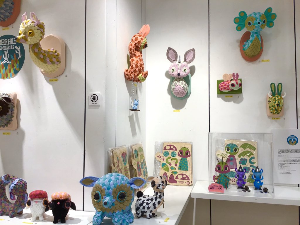 popspace_shop's tweet photo. Horrible Adorablesさん 個展
【HORRIBLE ADORABLES 】
2020.1.24(金)〜2020.2.5(水)
新宿FEWMANYにて開催中!
Jordan、Christopher夫妻によるユニットの展示会。
IG: @horrible_adorables
カラフルにフェルトを貼り付けた立体作品は見応え◎グッズもご覧下さい🦌
皆様のご来店お待ちしております✨ https://t.co/GOSYRCVuOo