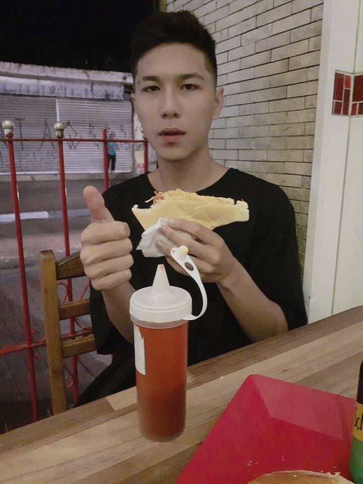 artgook's tweet photo. boa noite gente, sai com meu @ fumei uns 2 baseado na bala e a gente dividiu a conta do lanche https://t.co/xynw4VC1Uh