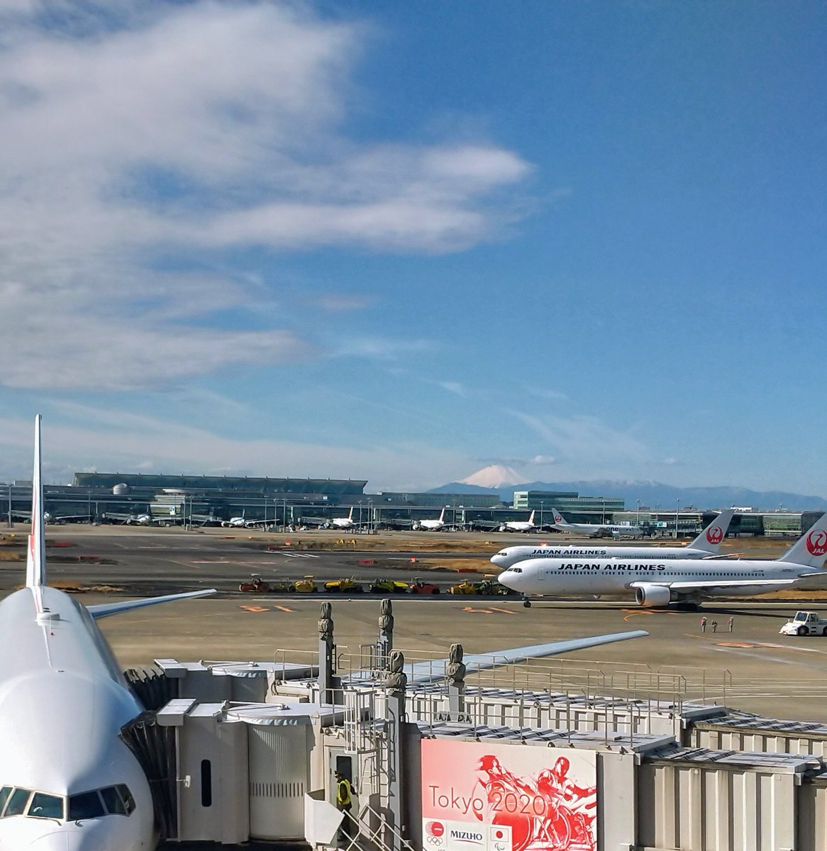 えいじさん 早朝の羽田空港サクララウン