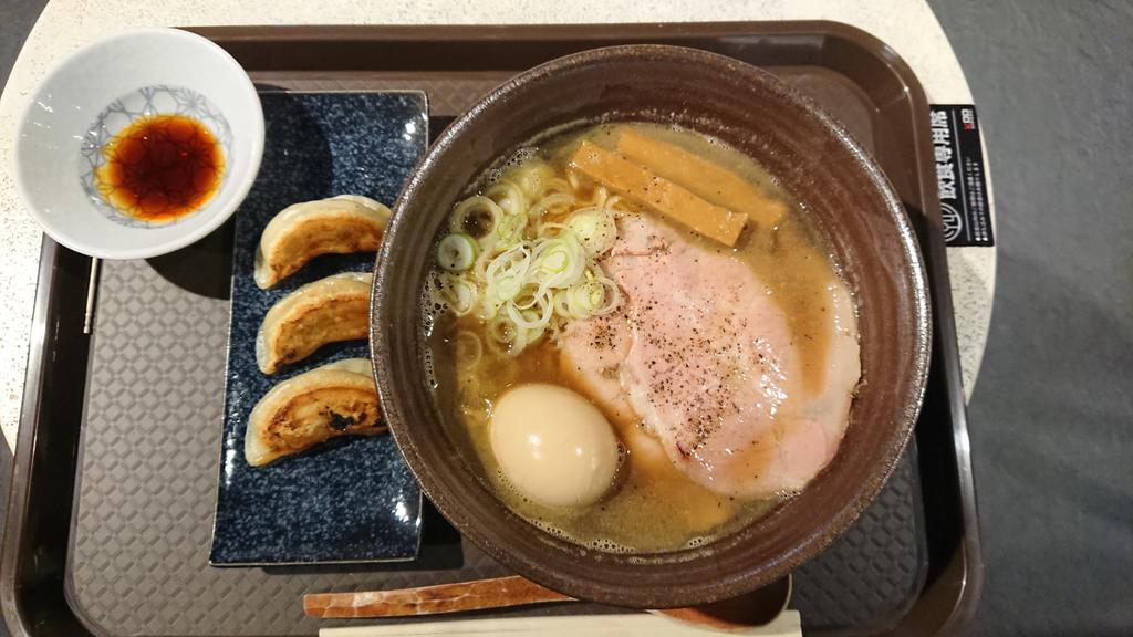 keaton_n18's tweet photo. 本日、ヒロロにオープンした「八甲田麺業R」に早速行ってきた。先月閉店したRcampとラーメン研究家の石山勇人氏のコラボ。特製煮干ラーメンと餃子を食べる。美味しかったです。Rcampの鶏白湯やエビを使ったSAKURAはなし。今のところ煮干や味噌。#ヒロロ #八甲田麺業R #rcamp https://t.co/y7LUzSPCT2