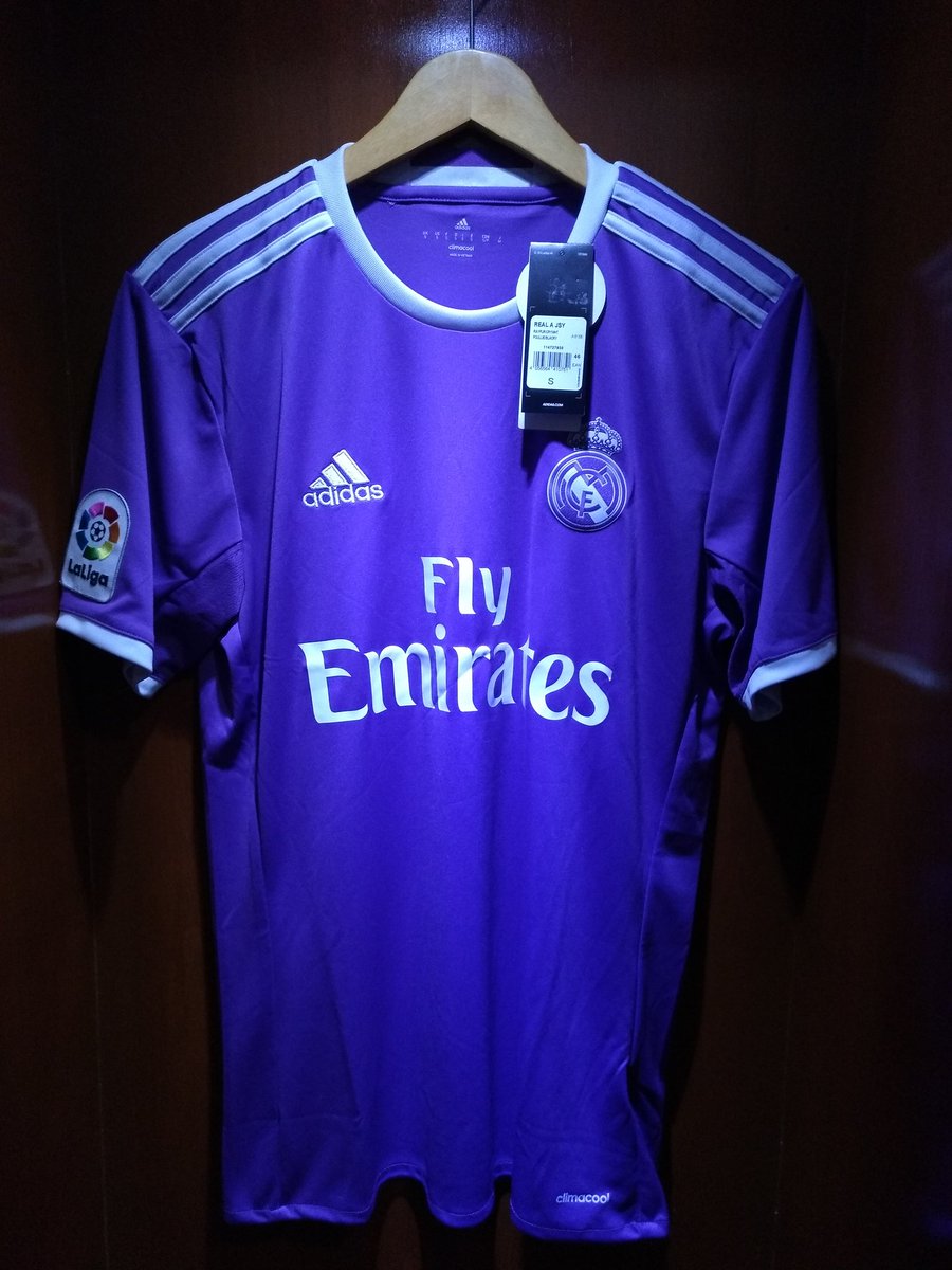 FWDfootballshop's tweet photo. #FFS3 BNWT Real Madrid Away 2016/17 size S. Adidas Original made in Vietnam. #LelangFFS https://t.co/ftIw9bIITd