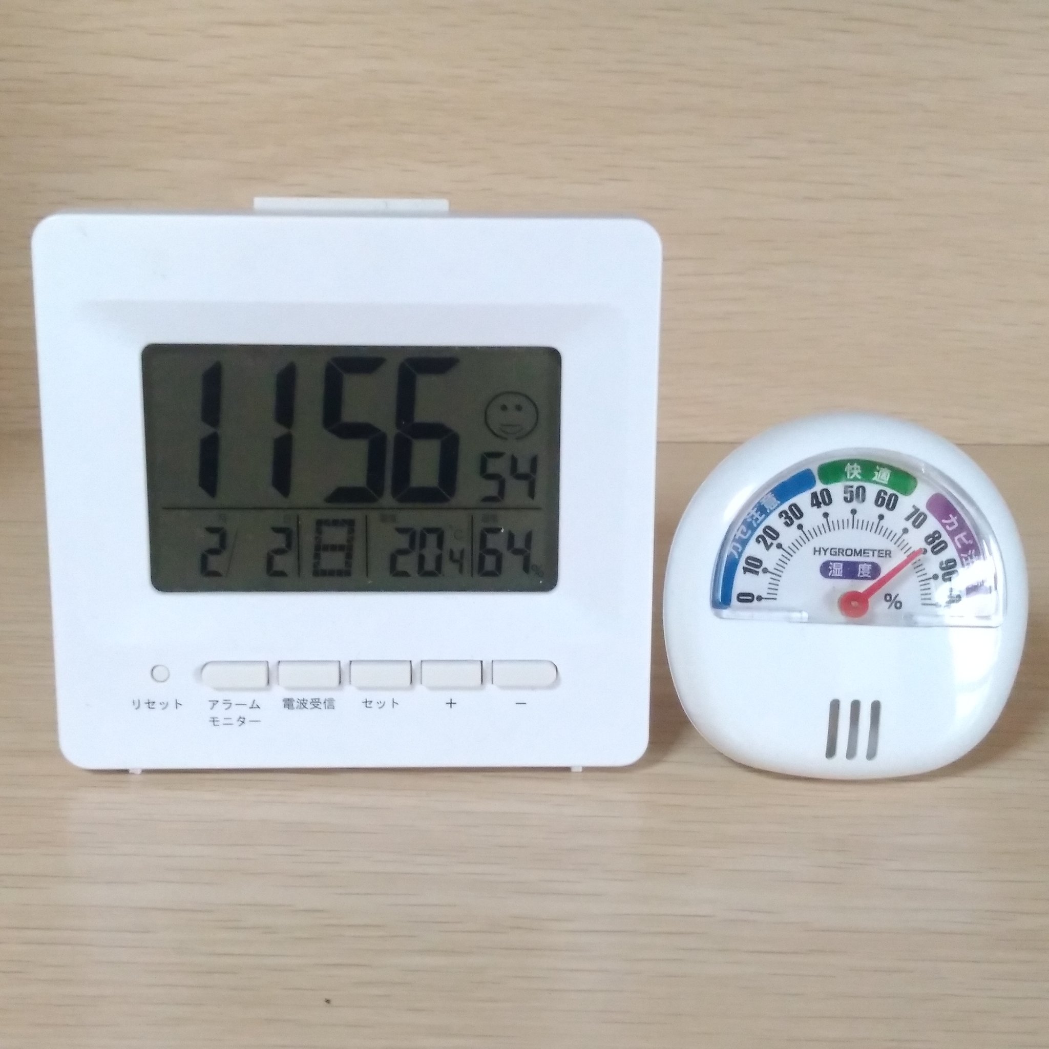 のりきゅう 100均の湿度計だと78 ニトリのデジタル時計の湿度計だと64 どちらが正解かはわからないけど どちらを信じるかといえば当然後者 差が10 以上にもなるとは さすがにちょっとなー T Co H0awud9pbf Twitter