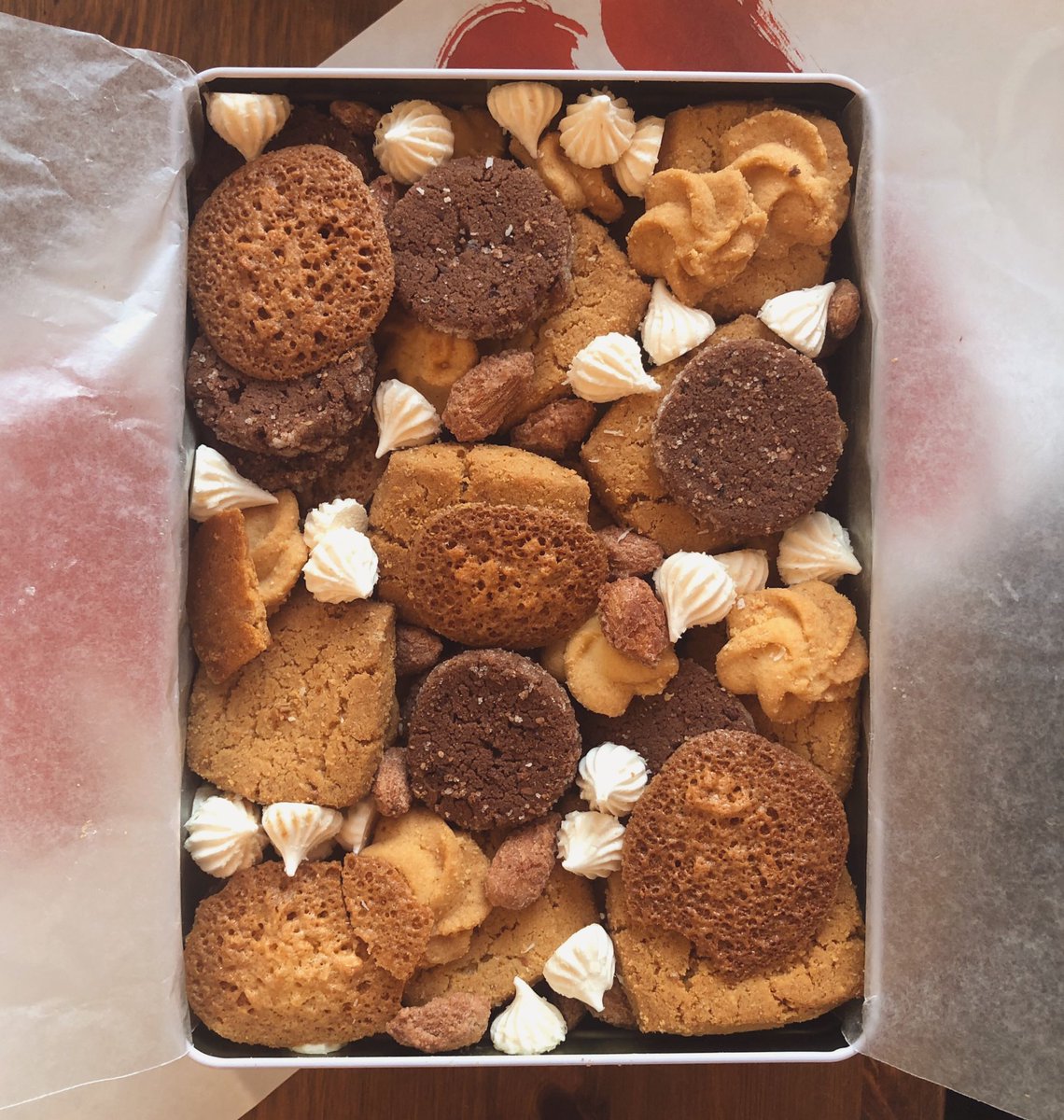 メルシーベイク」で予約していたクッキー缶、こんなでした。私が